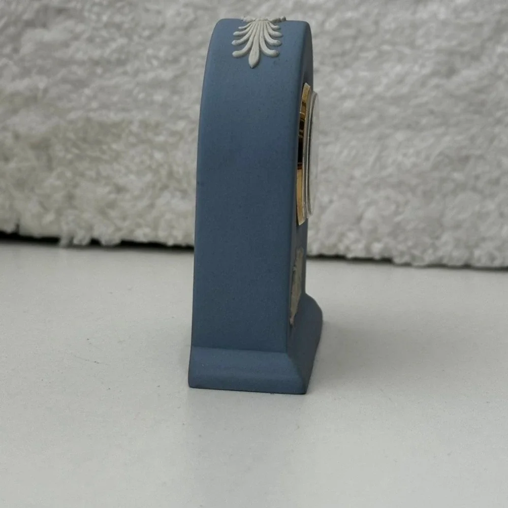 Wedgwood Blue Jasperware Mantle Clock Relief Quartz Desk Clock - New Battery